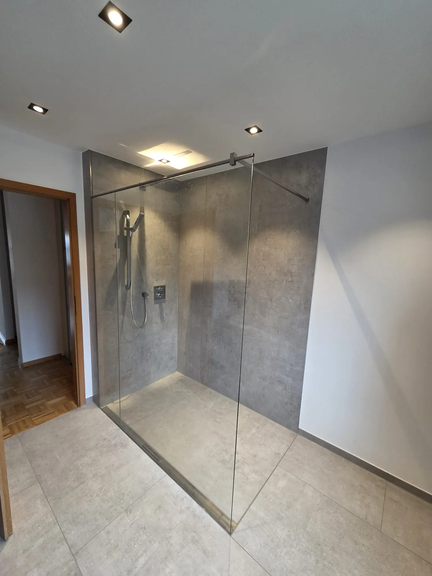 Hell geflieste Badsanierung mit bodenebener Dusche – Referenz von Fliesen Wangler