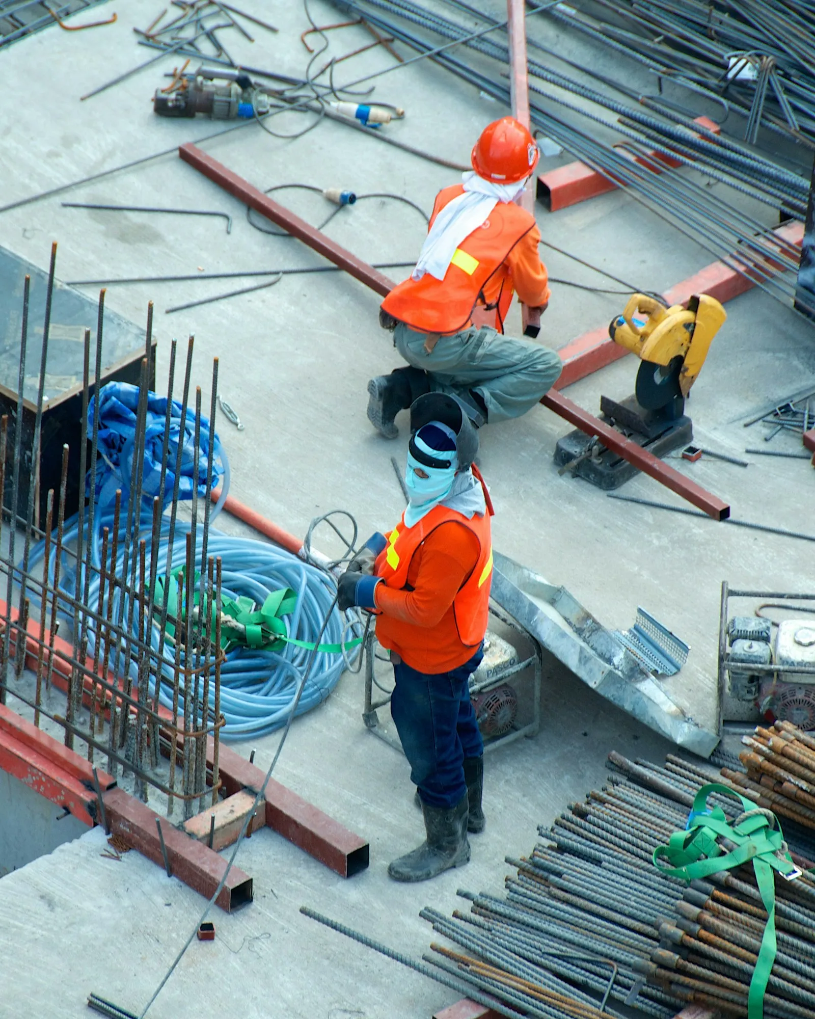 Fliesenleger von Fliesen Wangler bei der Arbeit auf der Baustelle
